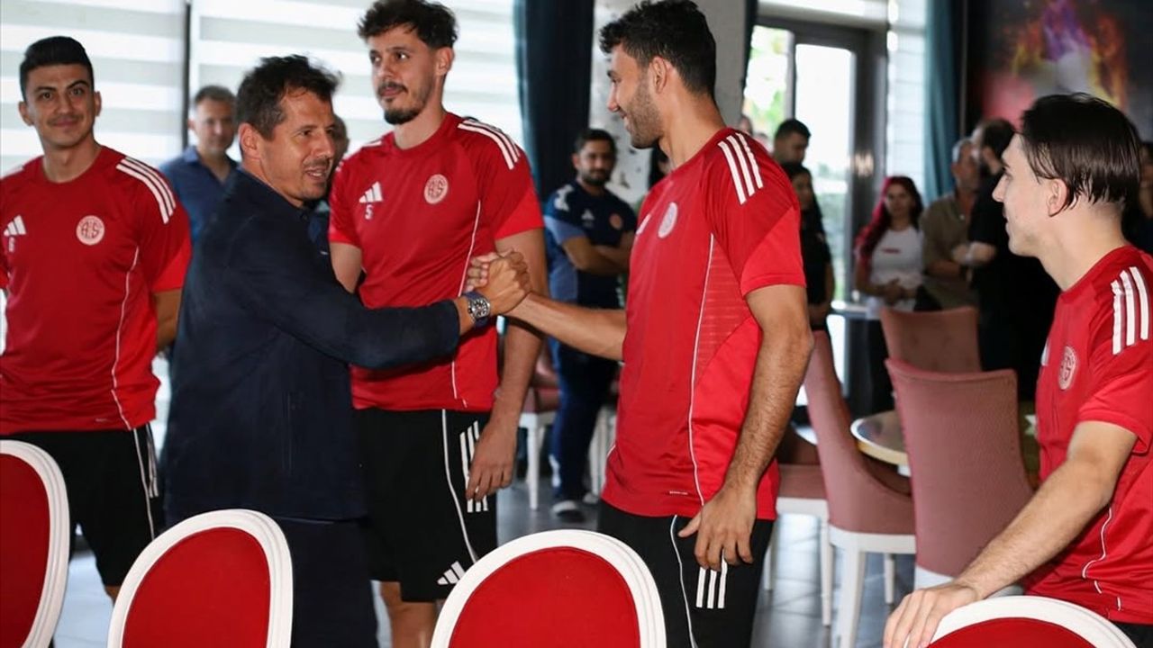 Hesap.com Antalyaspor, Emre Belözoğlu ile Karşılıklı Anlaşmayla Ayrıldı