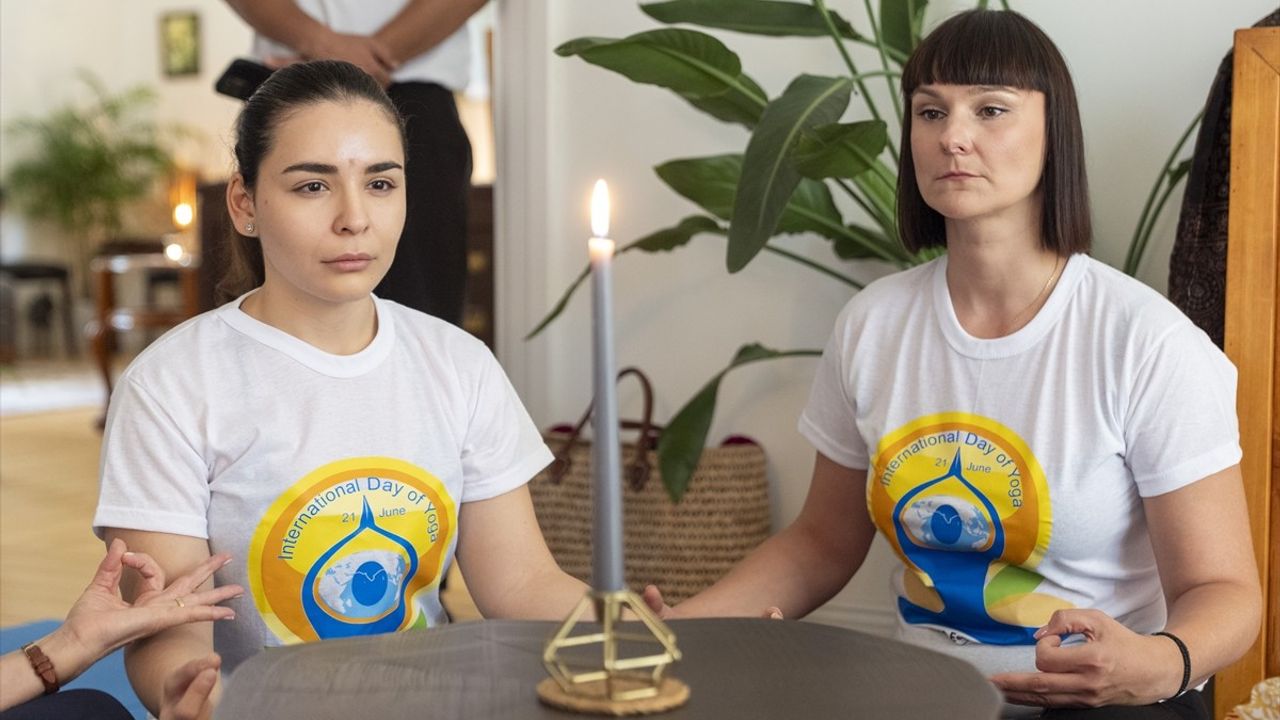 Hindistan Başkonsolosluğu, İstanbul’da Başkonsolos Eşlerine Yoga ve Kültür Etkinliği Düzenledi