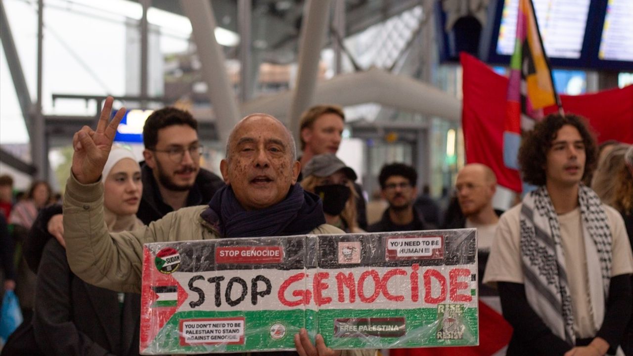 Hollanda'da 20 Tren İstasyonunda Filistin'e Destek İçin Eş Zamanlı Oturma Eylemleri