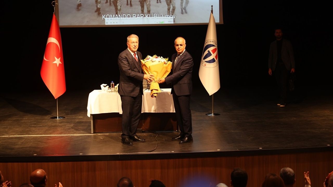Hulusi Akar Gaziantep Üniversitesi'nde Öğrencilerle Buluştu: 'Öyle veya Böyle Terörsüz Türkiye'yi İnşa Edeceğiz'