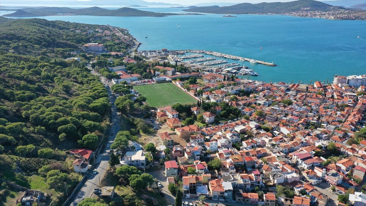 Hüsnü Uğural Stadı: Ağaçların gölgesinde deniz manzarasıyla maç keyfi