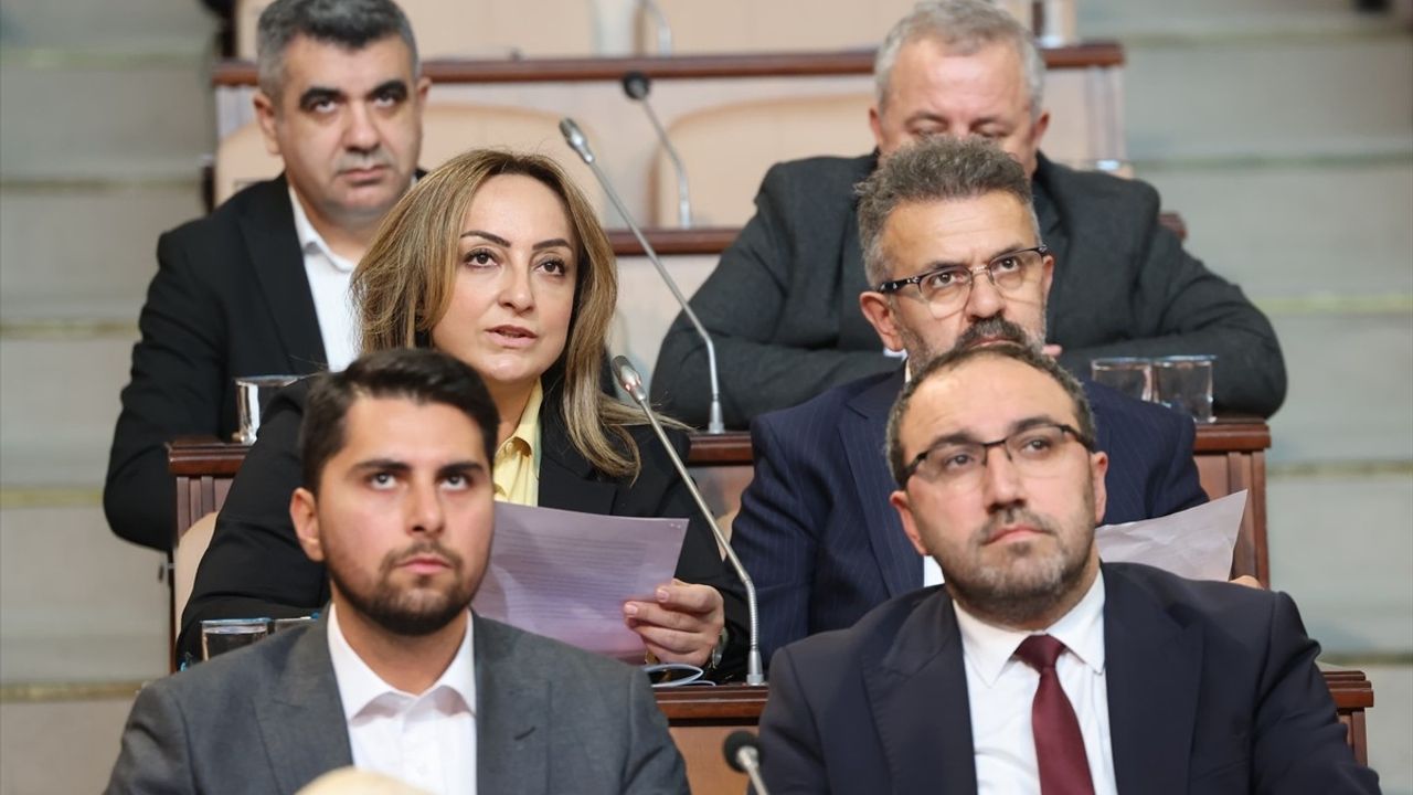 İBB Meclisi'nde asansör-yürüyen merdiven arızaları, toplu ulaşım şikâyetleri ve iş makineleri için soru önergeleri kabul edildi