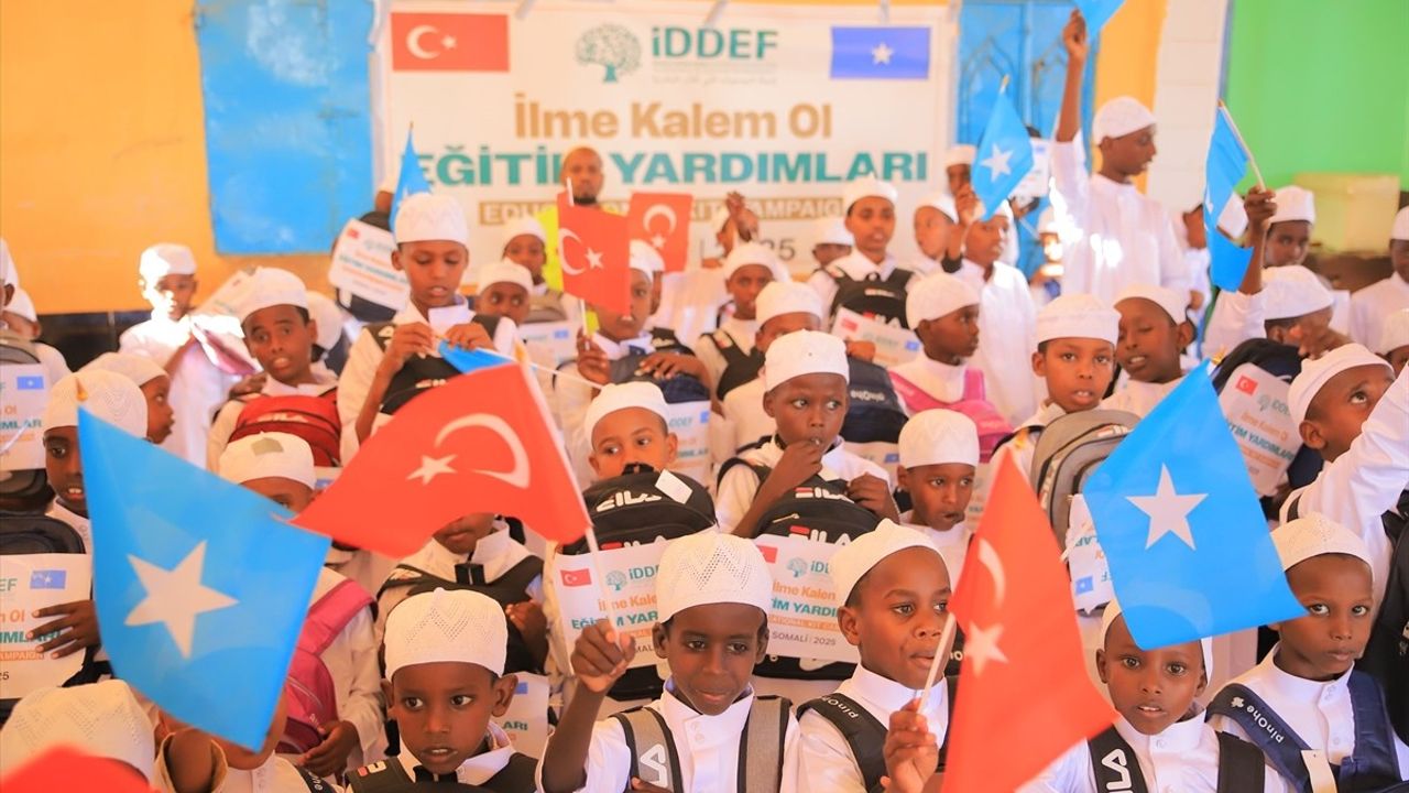 İDDEF, 'İlme Kalem Ol' Projesiyle Afrika ve Mazlum Coğrafyalarda Eğitim Seti Dağıtıyor