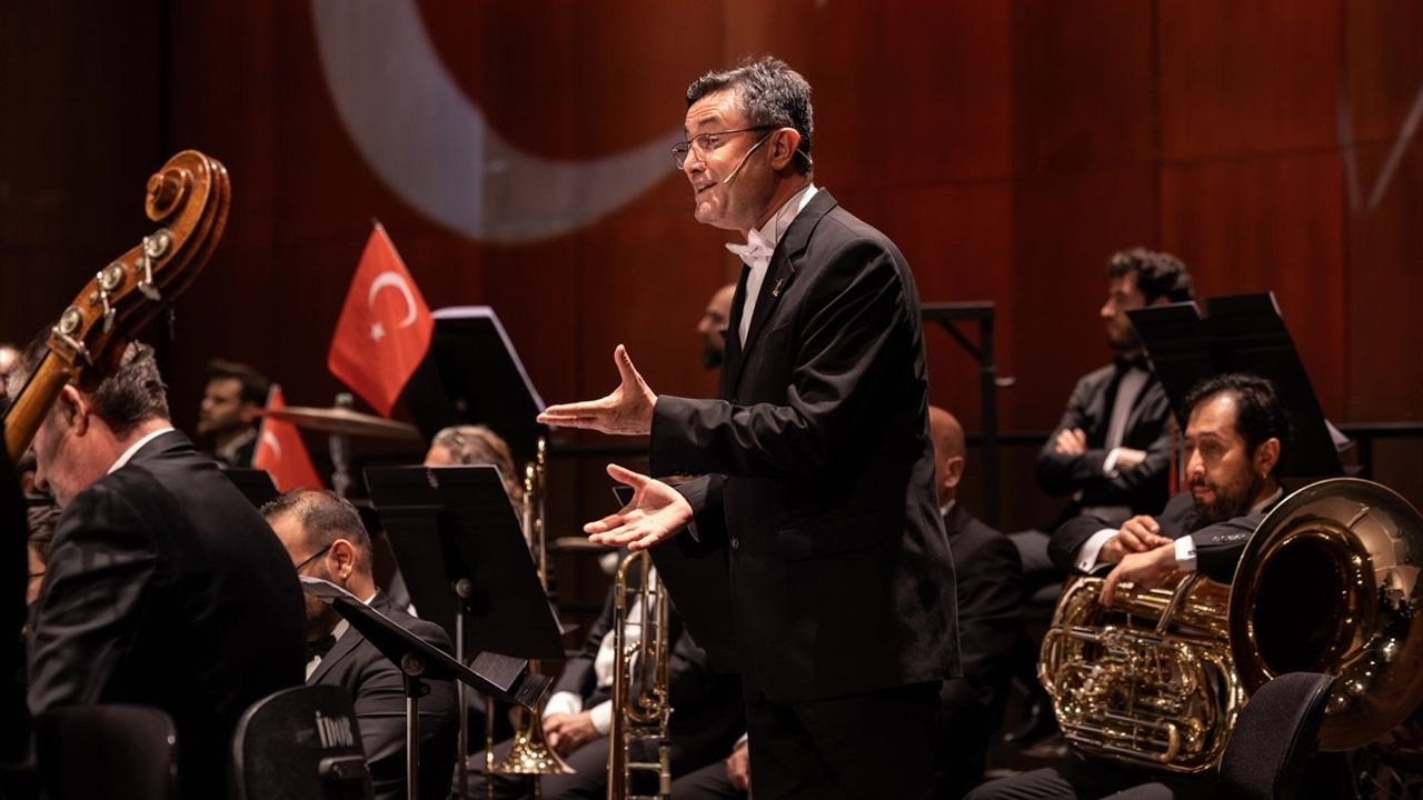 İDOB Cumhuriyet Bayramı'nda Oğuzhan Balcı'nın 'Bir Ulus Uyanıyor' eseri sahnelendi