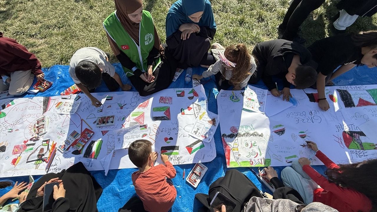 Iğdır'da Çocukların Temsili 'Küresel Sumud Filosu' Gemileri Gölette Suya Bırakıldı
