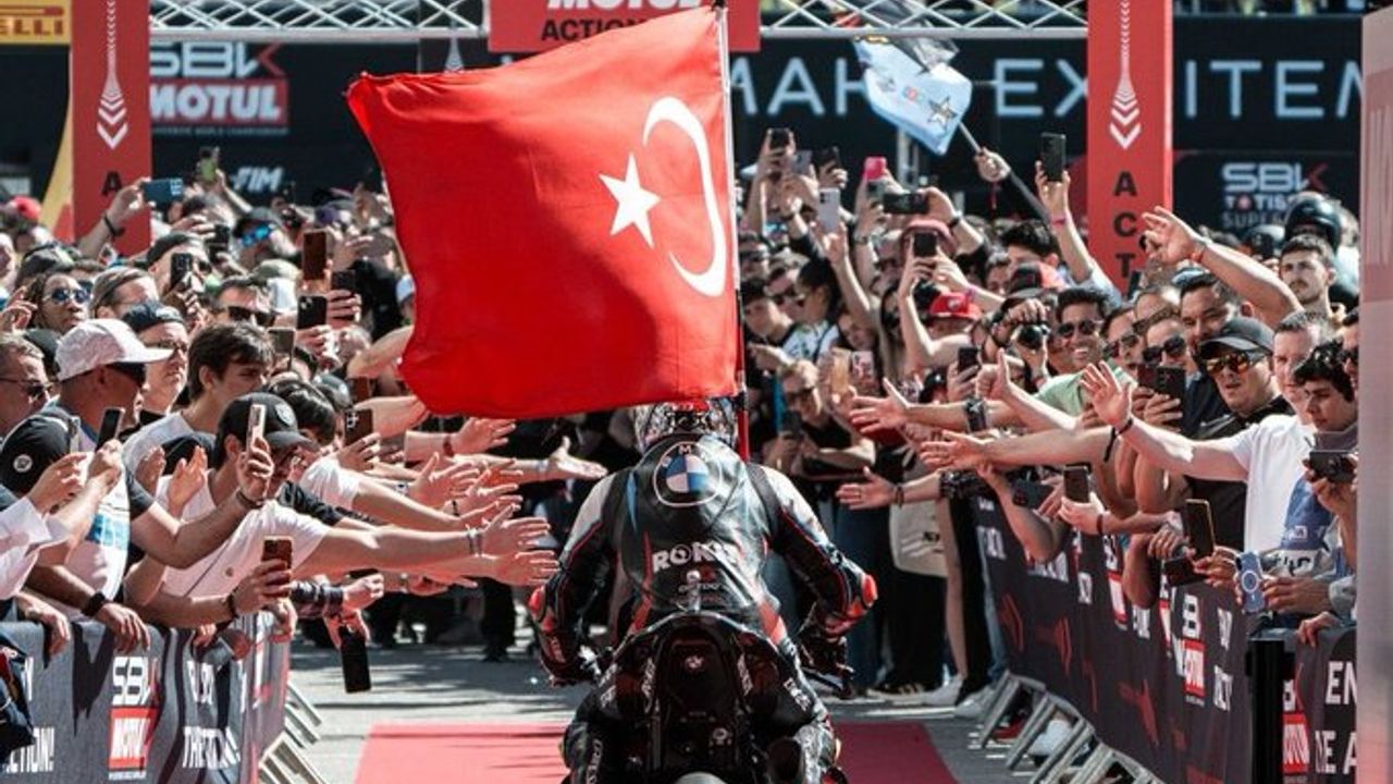 2025 WSBK İspanya Superpole yarışında Bulega'nın müdahalesiyle kaza yapmasına rağmen Toprak şampiyon oldu!