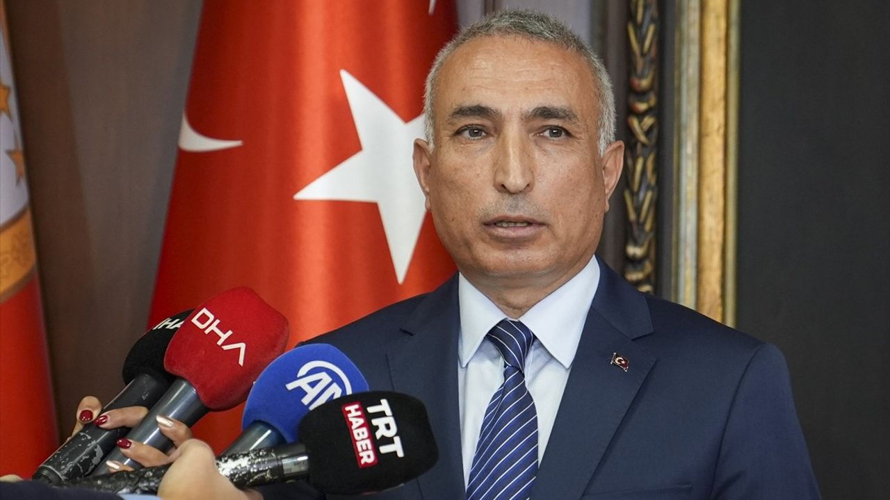 İş insanı İsmet Acar'dan TSK Dayanışma Vakfı'na 12 daire bağışı