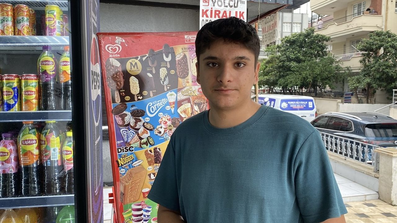 İskenderun'da marketin dondurma dolabından hırsızlık güvenlik kamerasında görüntülendi