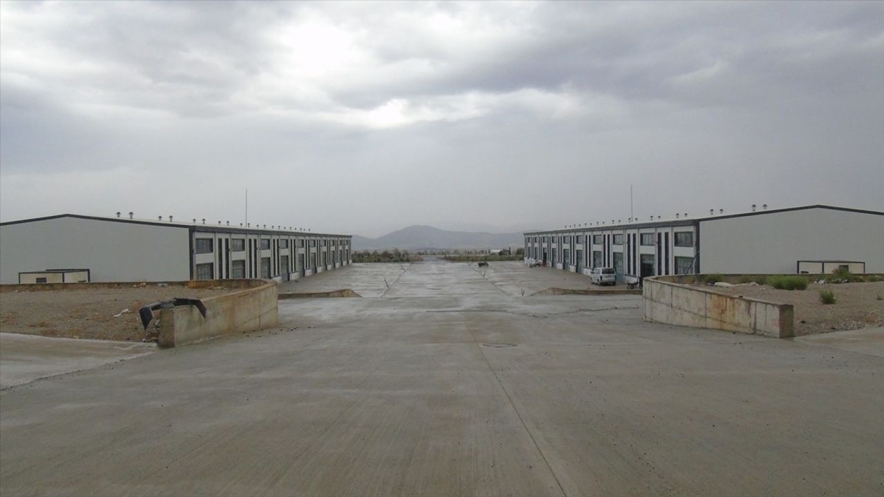 İslahiye'de 50 Afetzede Esnafın İş Yerleri Hak Sahiplerine Teslim Edildi