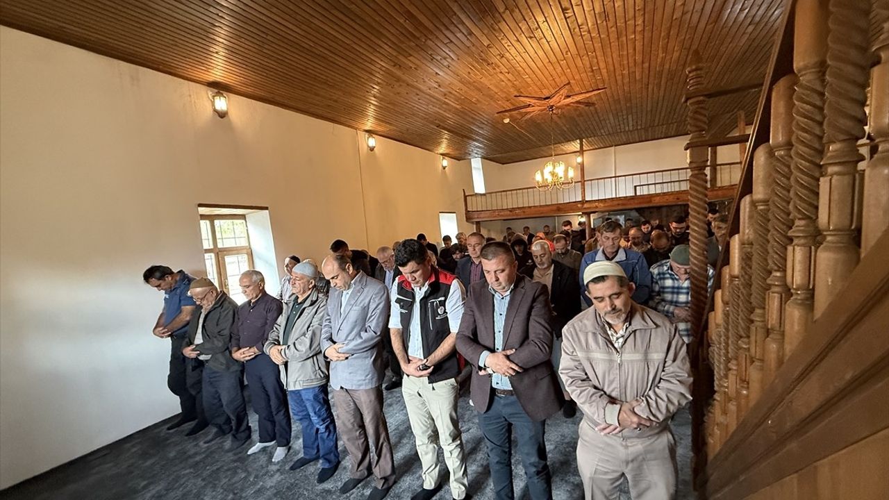 Isparta Atabey'de Tarihi Akkoca Camisi 60 Yıl Sonra Yeniden İbadete Açıldı