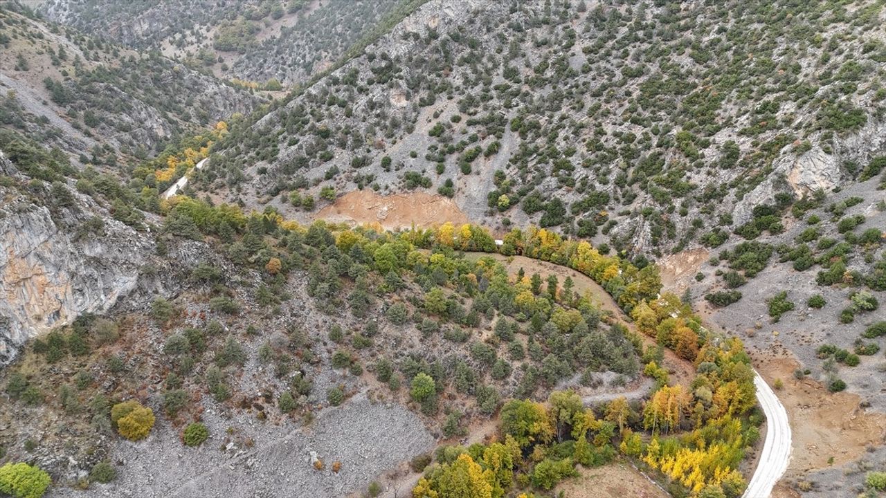 Isparta'da Zindan Mağarası Vadisi Sonbaharda Sarı, Turuncu ve Kızıl Tonlara Büründü
