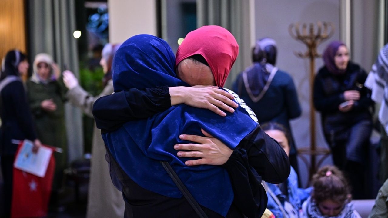 İsrail'in alıkoyduğu aktivist Sümeyye Sena Polat, annesi İffet Polat ile İstanbul'da buluştu