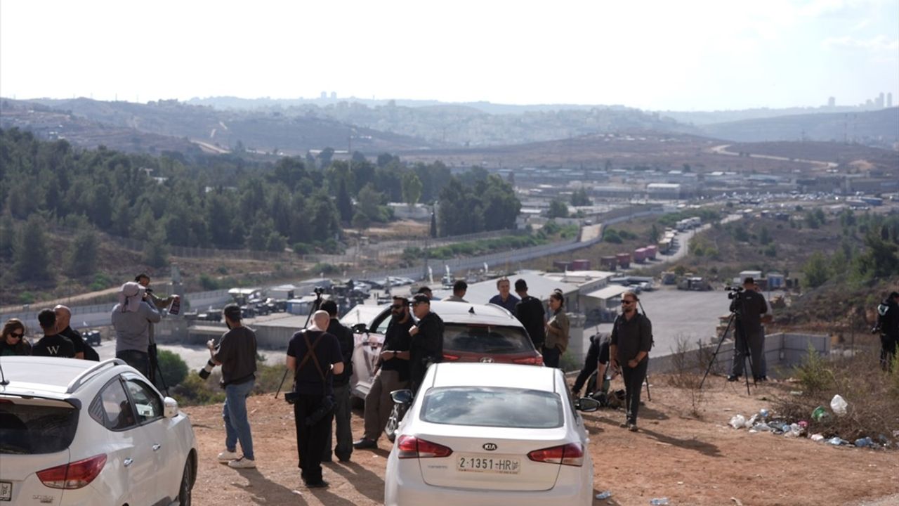 İsrail Ordusu Ofer Cezaevi Önündeki Kalabalığa Müdahale Etti: Bir Genç Bacağından Vuruldu