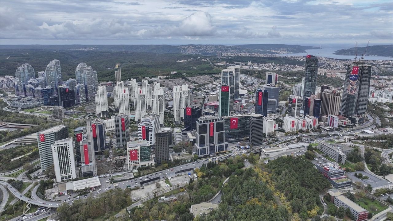 İstanbul Boğazı'ndaki köprülere Türk bayrakları asıldı