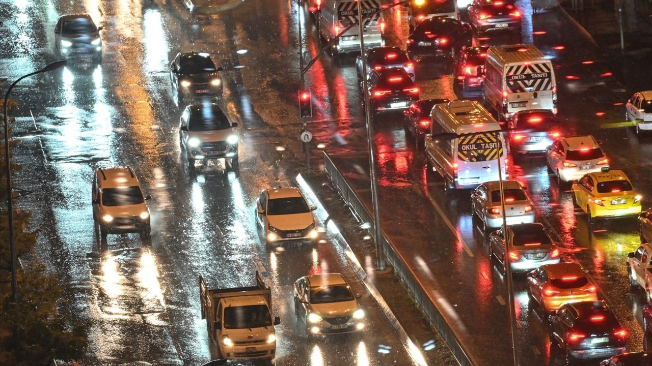 İstanbul'da Aralıklı Sağanak: Küçükçekmece, Sultangazi ve Taksim Etkilendi