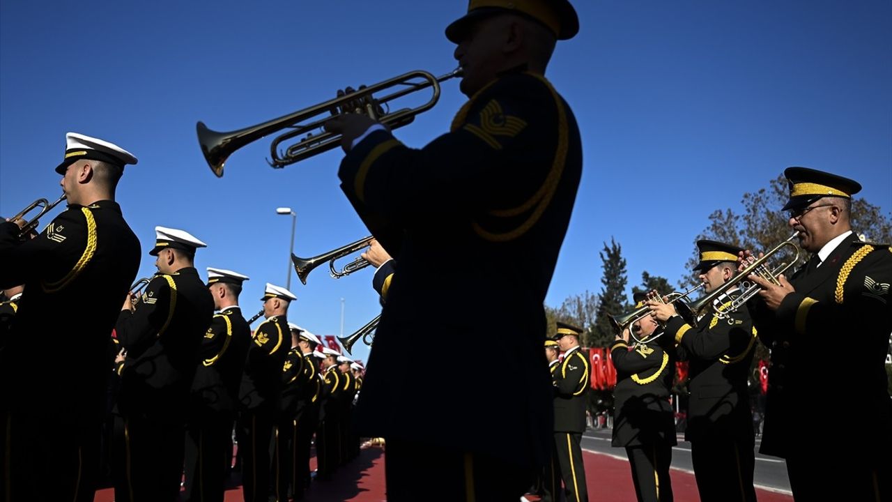 İstanbul'da Cumhuriyet'in 102. yılı Vatan Caddesi'nde törenle kutlandı