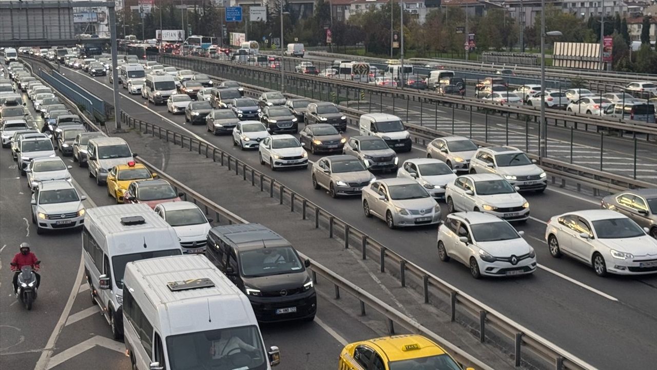İstanbul'da haftanın son mesai gününde trafik yoğunluğu yüzde 87'ye ulaştı