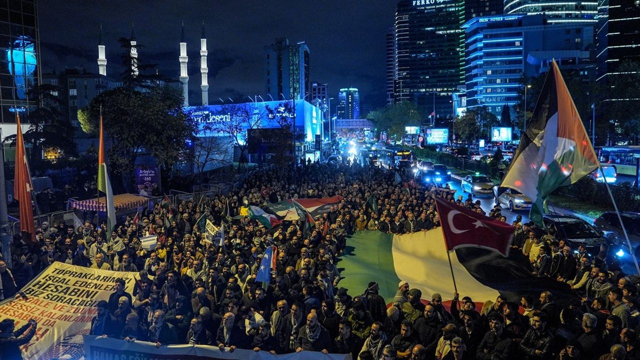 İstanbul'da İHH çağrısıyla Özgürlük Filosu'na yönelik saldırı protesto edildi