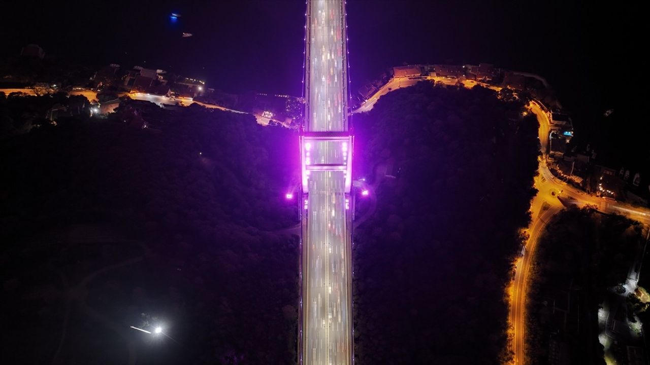 İstanbul'da iki köprü, 'Meme Kanseri Farkındalık Ayı' için pembe renkle aydınlatıldı