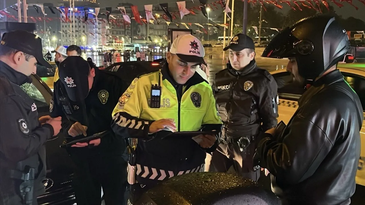 İstanbul'da kent genelinde 'huzur' uygulaması: Fatih, Kadıköy, Beyoğlu'da denetimler