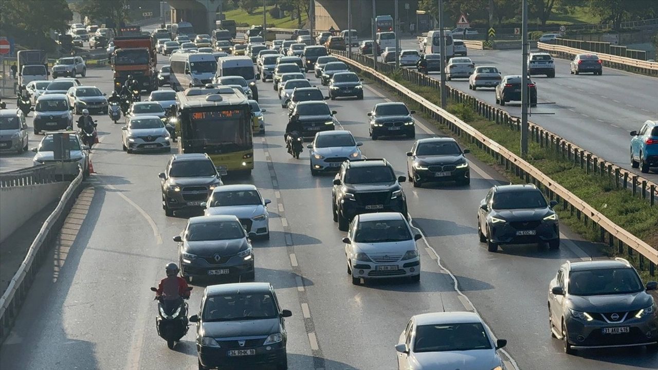 İstanbul'da sabah saatlerinde trafikte yoğunluk: Ana arterlerde aksama sürüyor