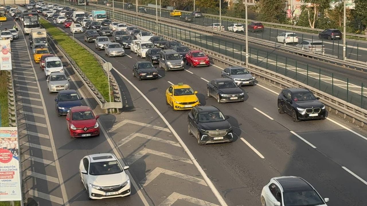 İstanbul'da Sabah Trafiği Yoğun: Köprüler ve Avrasya Tünelinde Aksama