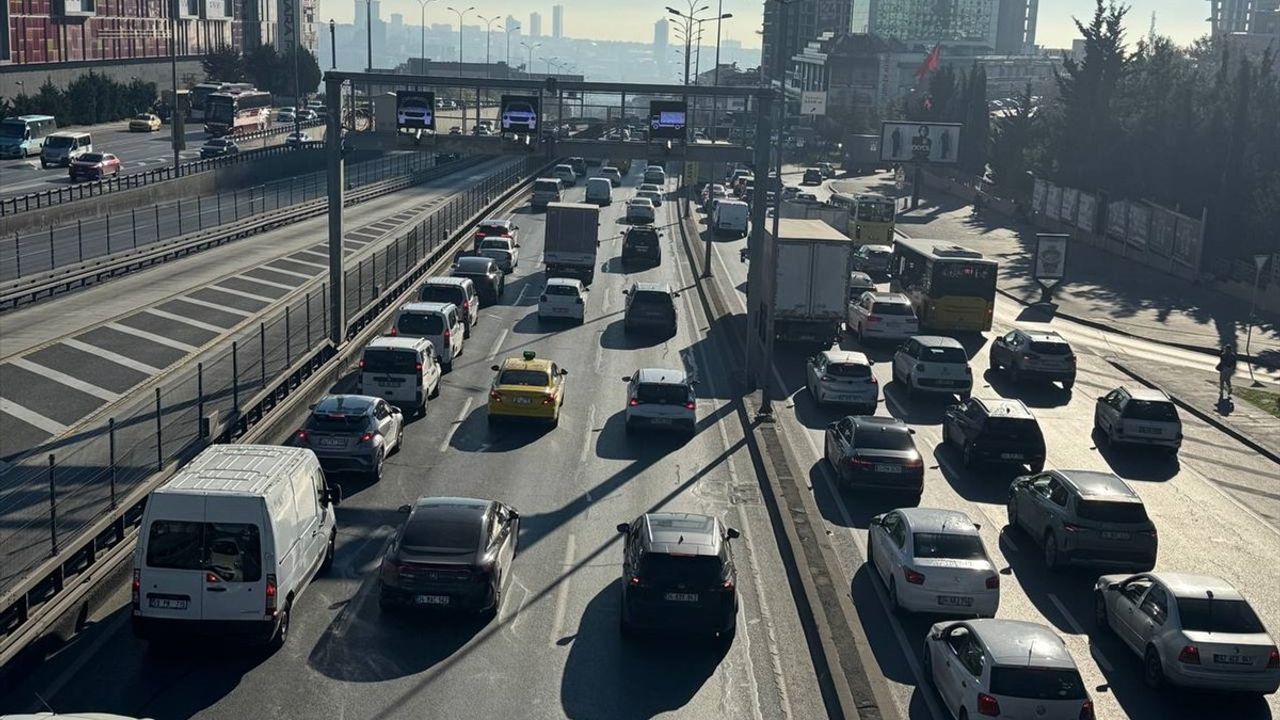 İstanbul'da sabah trafik yoğunluğu yüzde 76'ya ulaştı