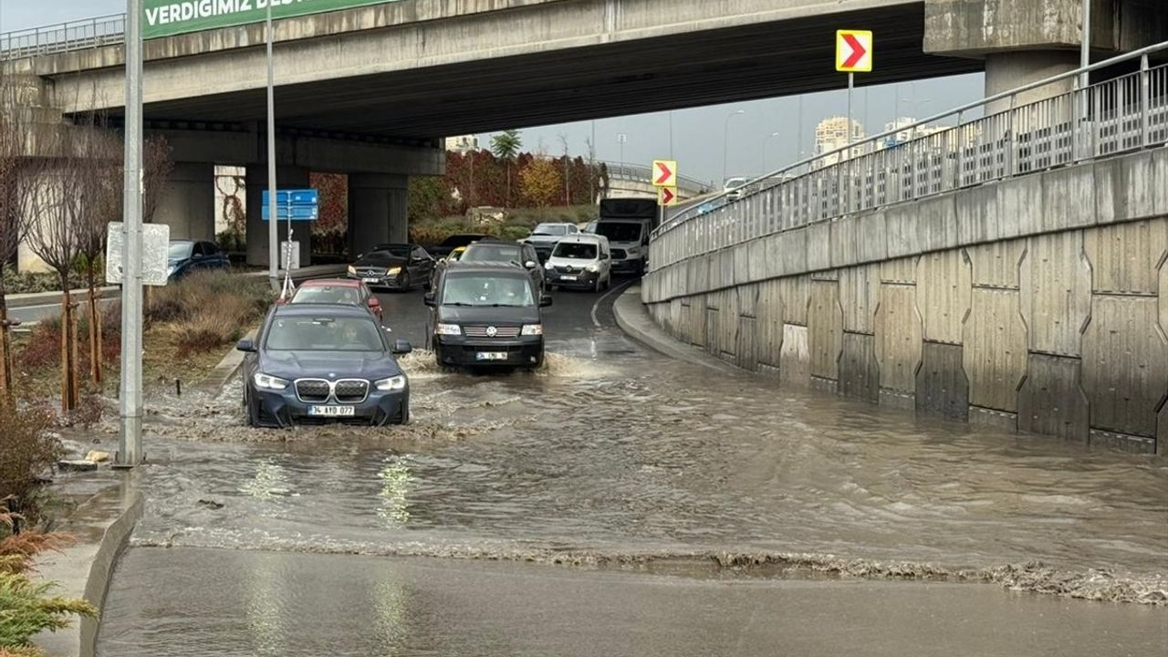 İstanbul'da sağanak su birikintilerine yol açtı, bazı yollar trafiğe kapandı
