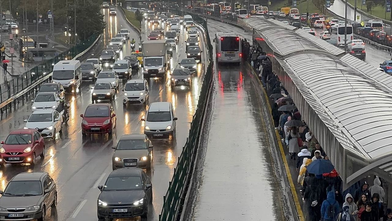 İstanbul'da trafik sıkıştı: Anadolu Yakası'nda yoğunluk %90'a çıktı