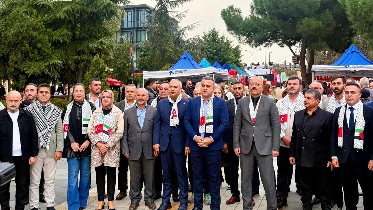 İstanbul Küçükçekmece'de 'Gazze ile Dayanışma Programı' düzenlendi