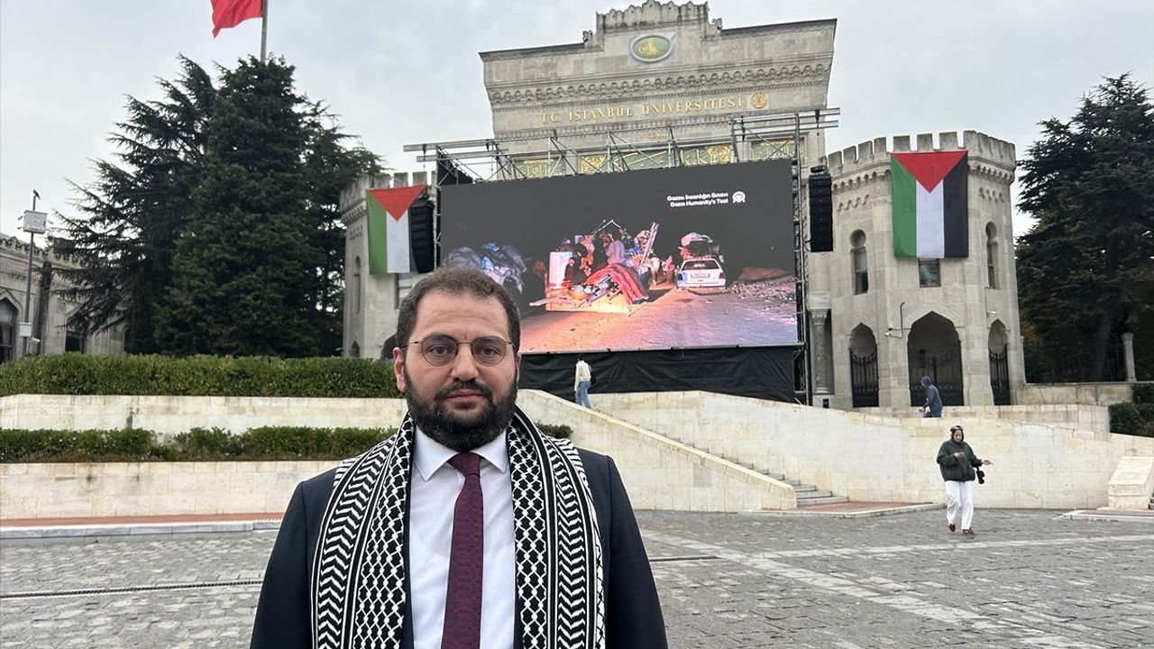 İstanbul Üniversitesi Beyazıt'ta kurduğu dev ekranla Gazze'ye dikkat çekti