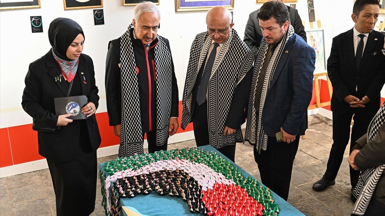 İstanbul Üniversitesi'nde 'Gazze'yi Anma Yürüyüşü: Akademisyen ve Öğrencilerden Protesto ve Dayanışma