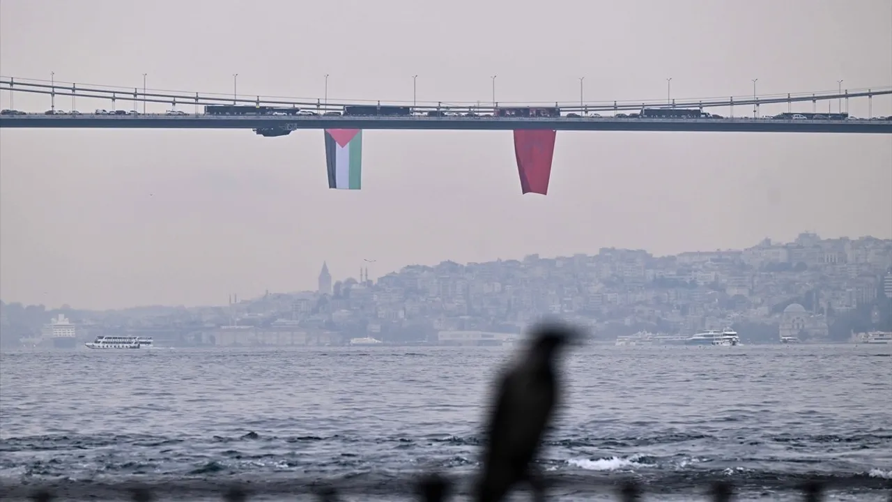 İstanbul Valiliği'nden Filistin'e destek: Boğaz köprülerine Filistin bayrakları asıldı