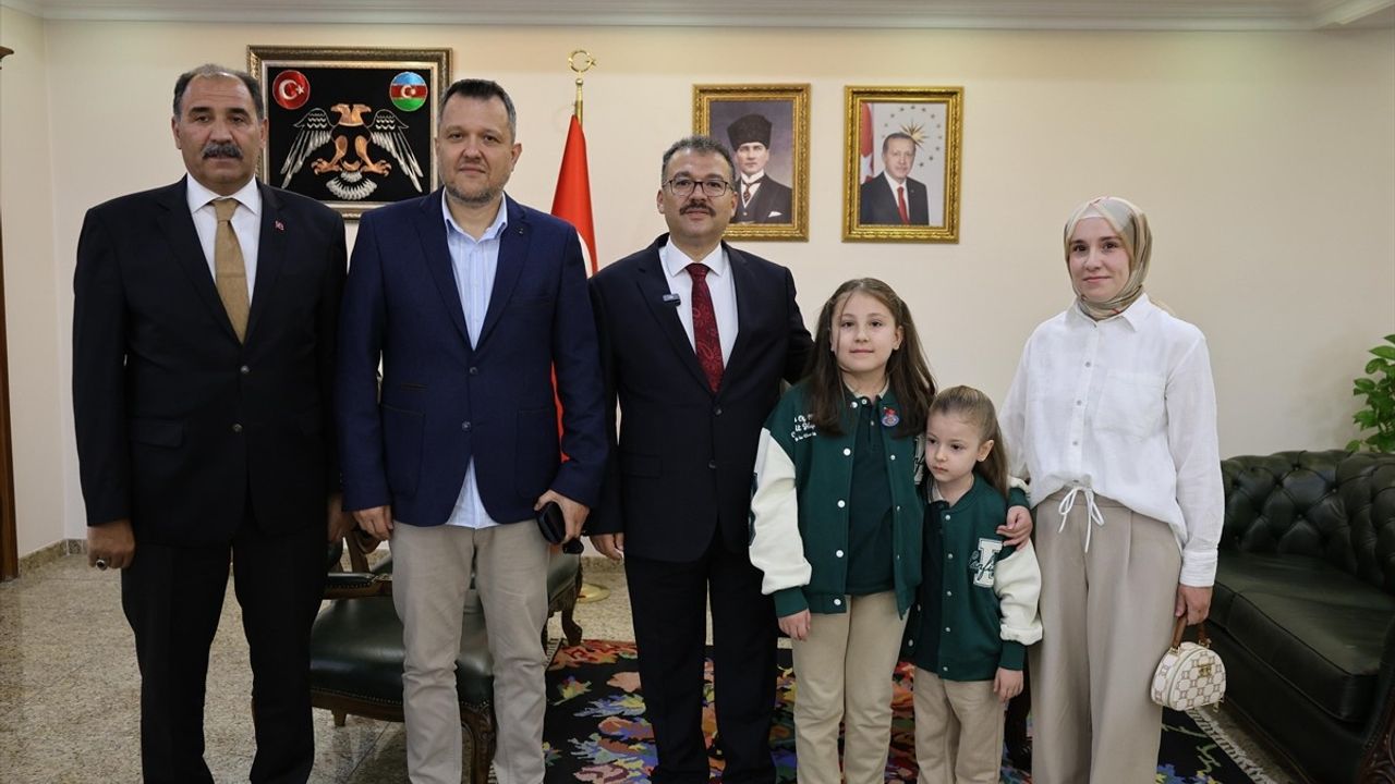 İstiklal Marşı'nı yağmur altında okuyan ilkokul öğrencisine Iğdır Valisi Turan'dan altın ödül