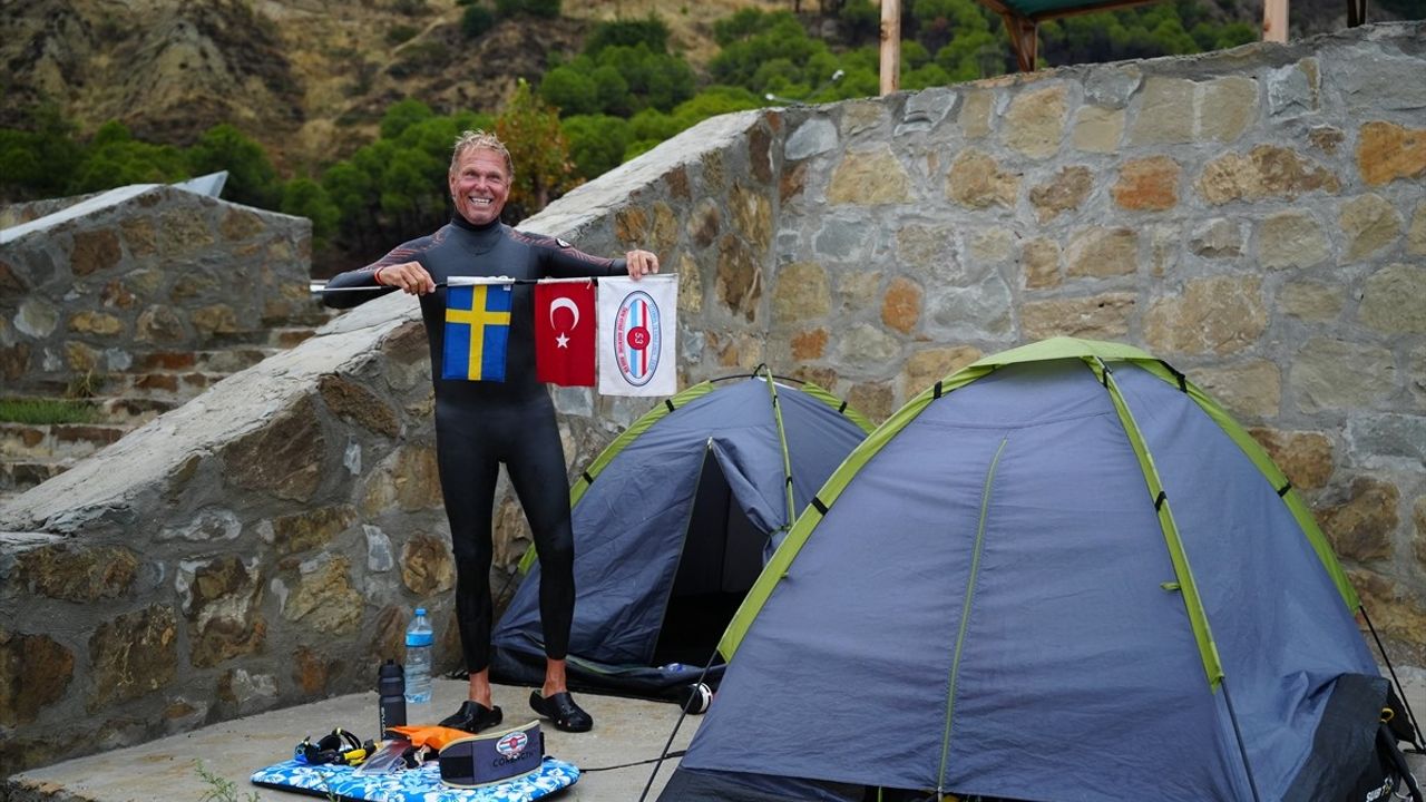 İsveçli yüzücü Jari Cennet Tammi, üç çantasıyla İstanbul'dan Çanakkale'ye ulaştı