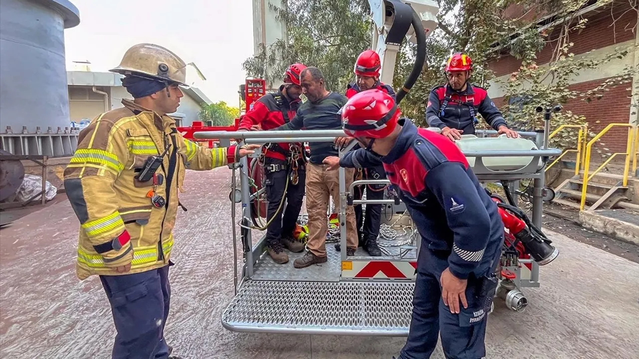 İzmir Bornova'da 70 metrelik bacaya düşen iki işçi itfaiye ve AFAD tarafından kurtarıldı