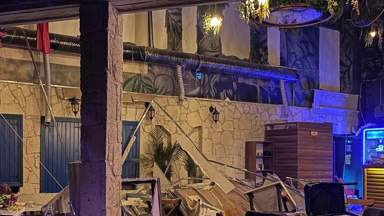 İzmir Bornova'da eğlence merkezinde dekor duvarı çökmesi: 6 yaralı