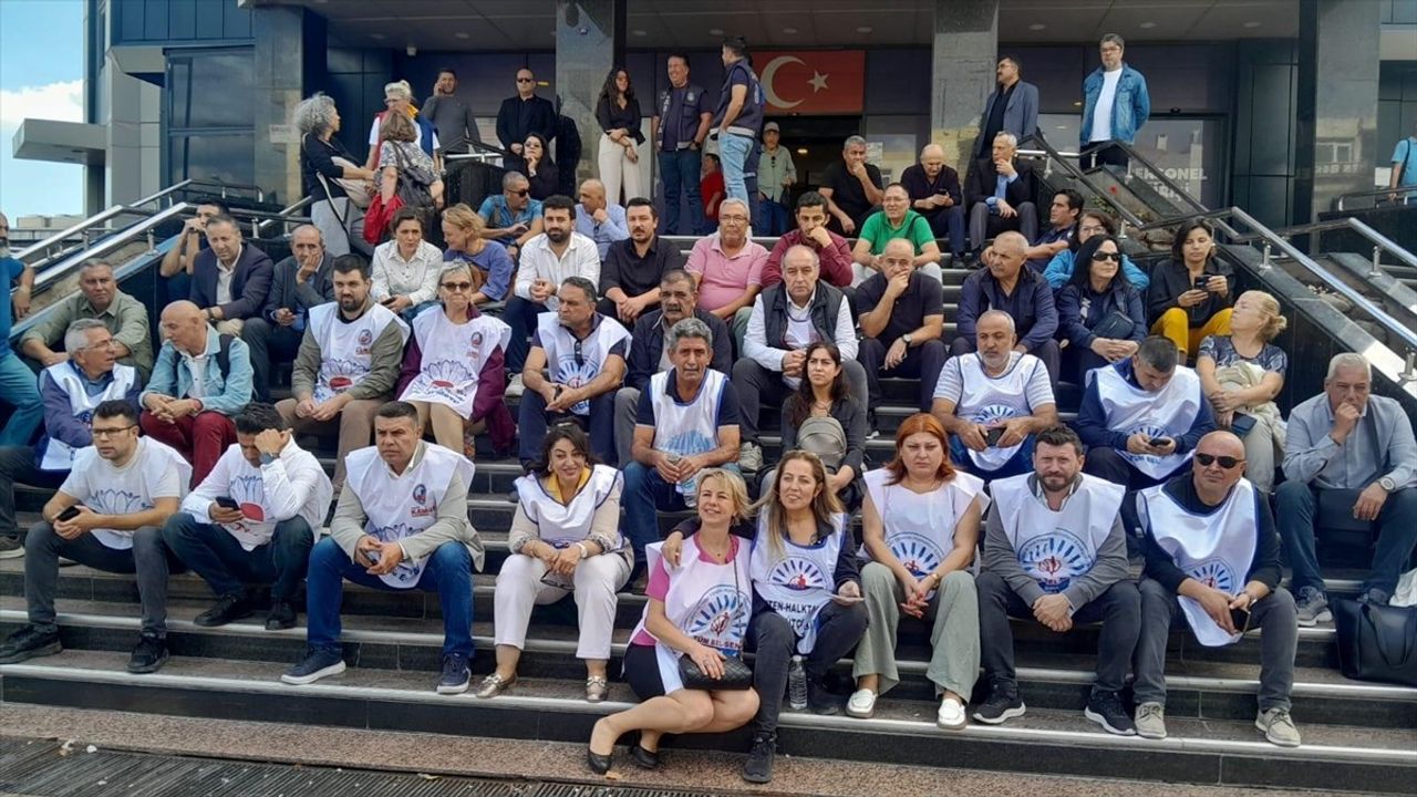 İzmir Buca Belediyesi çalışanları 5 aydır maaş alamadıkları gerekçesiyle belediye önünde eylem yaptı