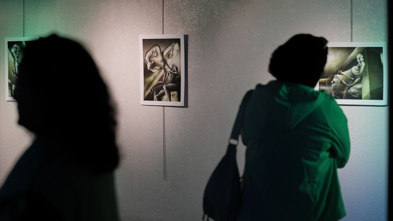 İzmir'de "Hatırla! Kimsin?" illüstrasyon sergisi açıldı