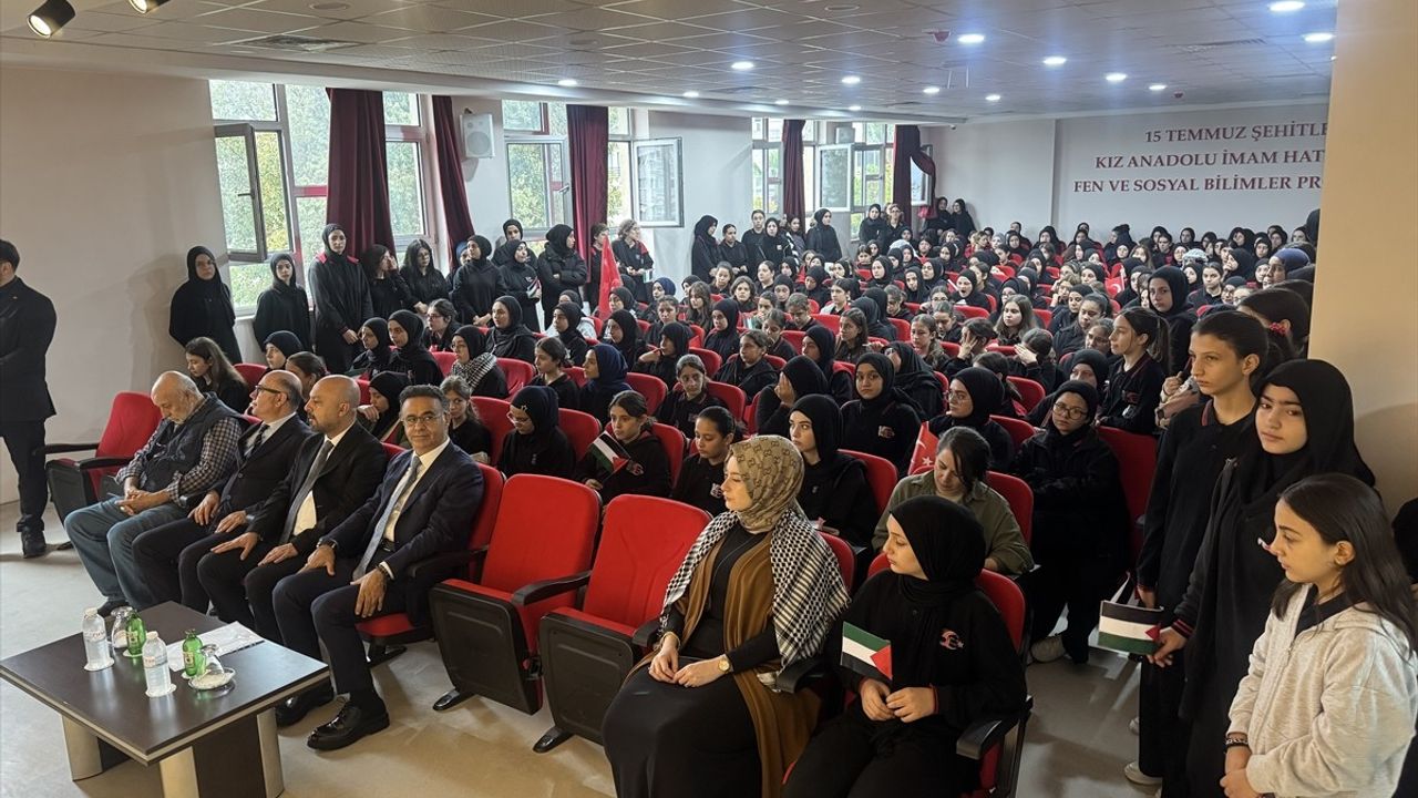 İzmir'de öğrenciler 'Filistin İçin Kalbimiz Bir' programıyla Gazze'ye destek verdi