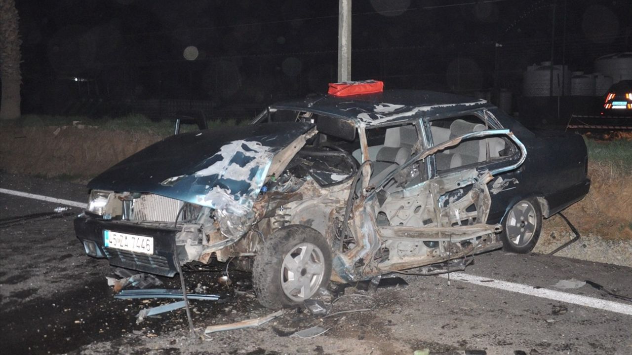 İzmir'de otomobil ile pikap çarpıştı; 3'ü çocuk 6 kişi yaralandı