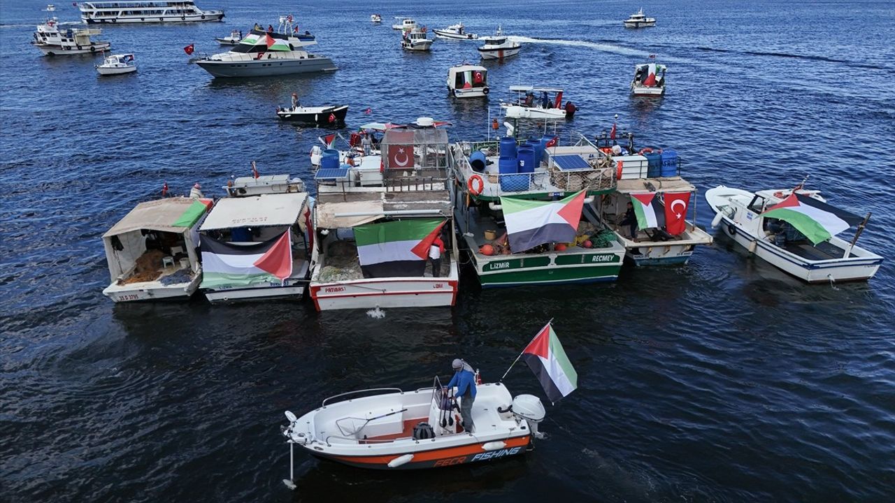 İzmir'de tekneler Küresel Sumud Filosu'na denizden destek verdi