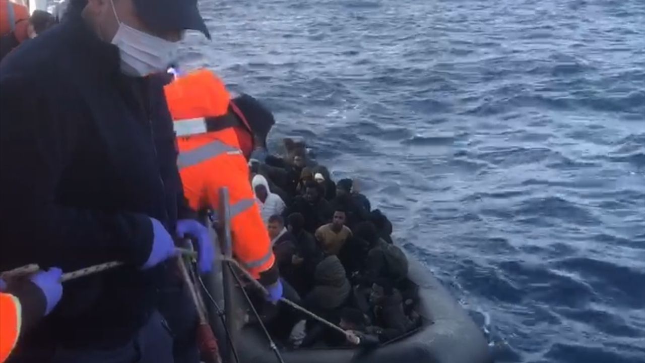 İzmir Foça açıklarında 86 düzensiz göçmen yakalandı