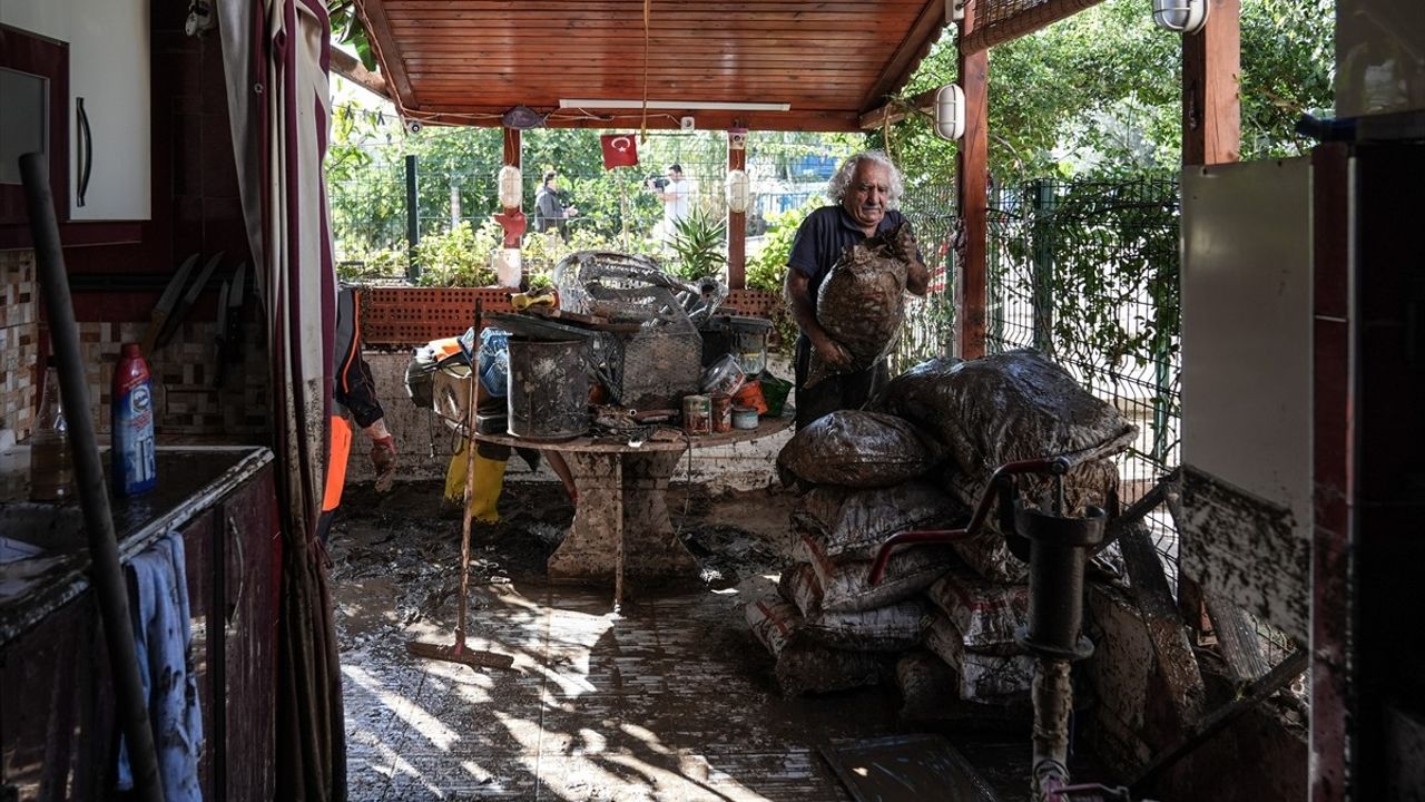 İzmir Foça'da sel sonrası hasar giderme ve temizlik çalışmaları sürüyor