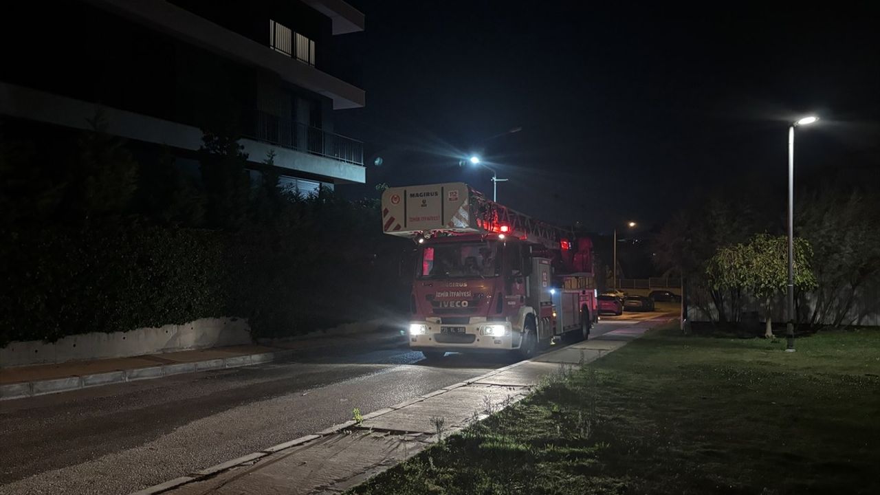 İzmir Gaziemir'de buzdolabı kaynaklı yangın söndürüldü; 4 kişi ve kedi tahliye edildi