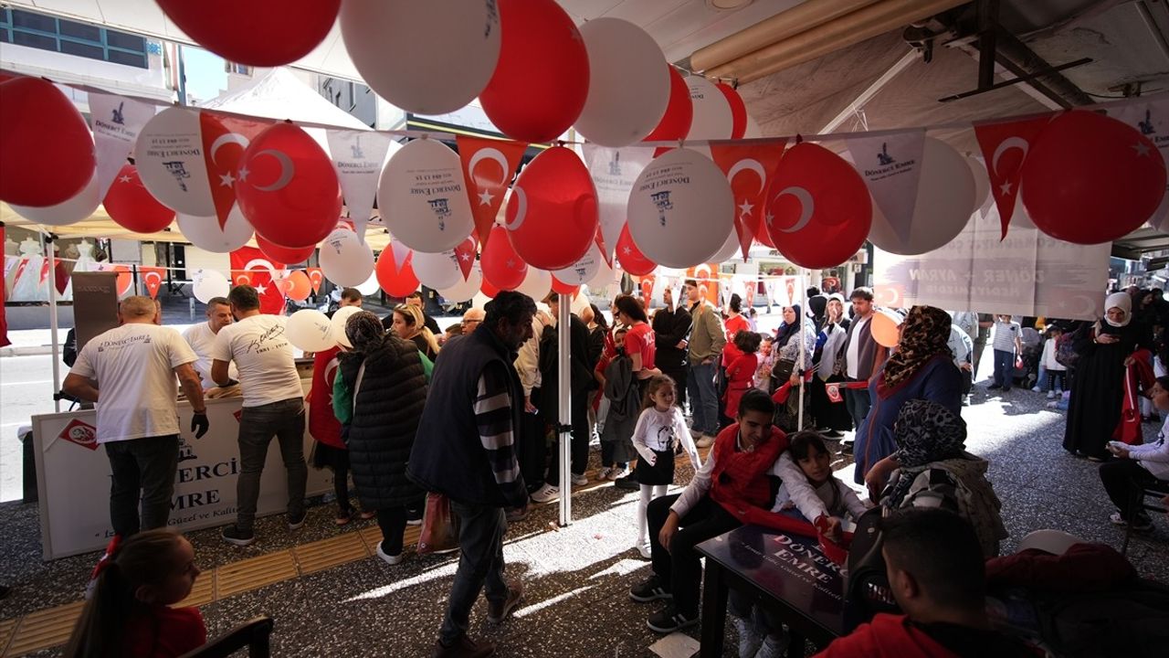 İzmir Konak'ta dönerci, 29 Ekim'de çocuklara ekmek arası döner ve ayran ikram etti