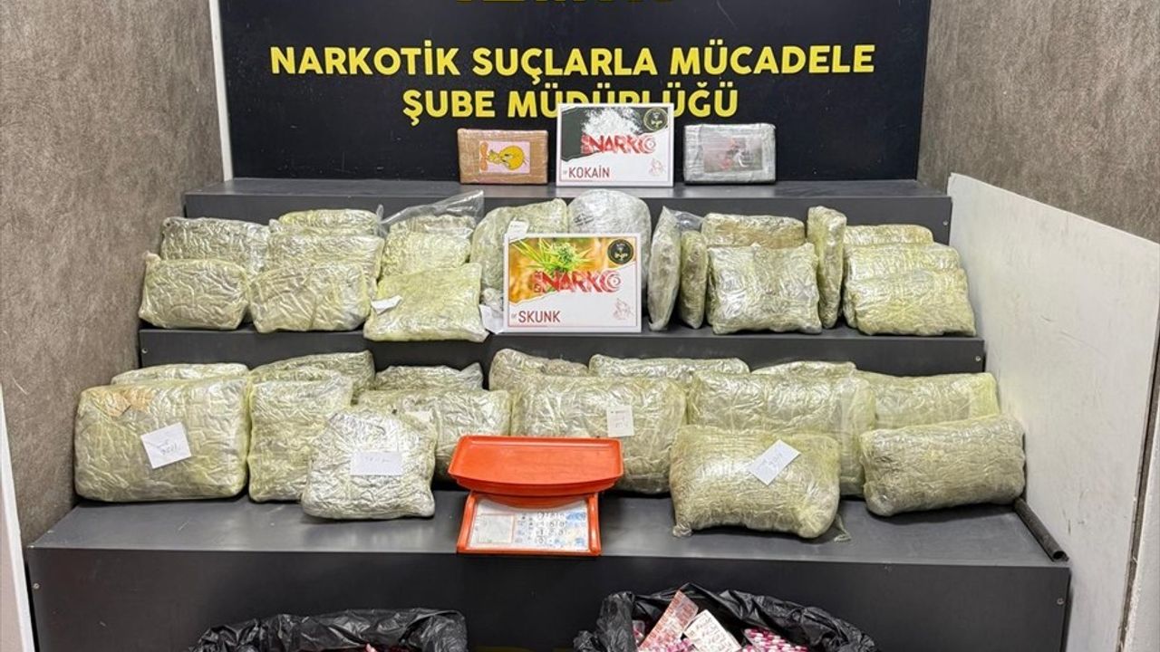 İzmir Konak'ta uyuşturucu operasyonu: 28 kilo 240 gram esrar, 2 kilo 166 gram kokain ve 29 bin 350 sentetik ecza ele geçirildi