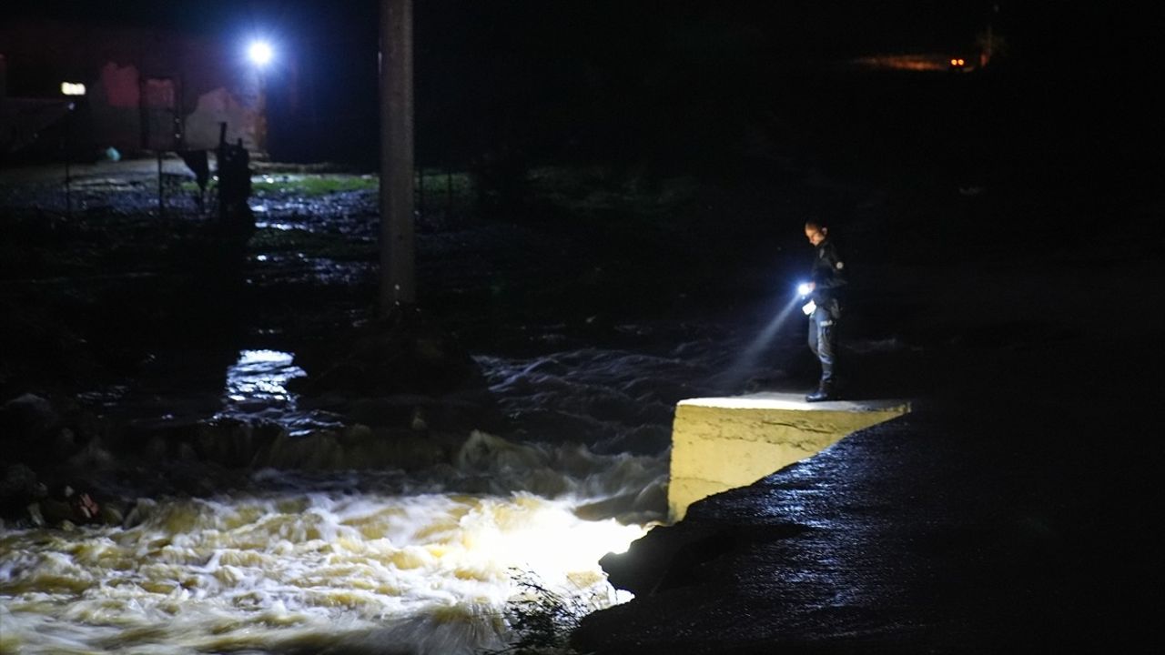 İzmir Valisi Elban: Foça'daki selde kaybolan kişi için arama kurtarma çalışmaları sürüyor