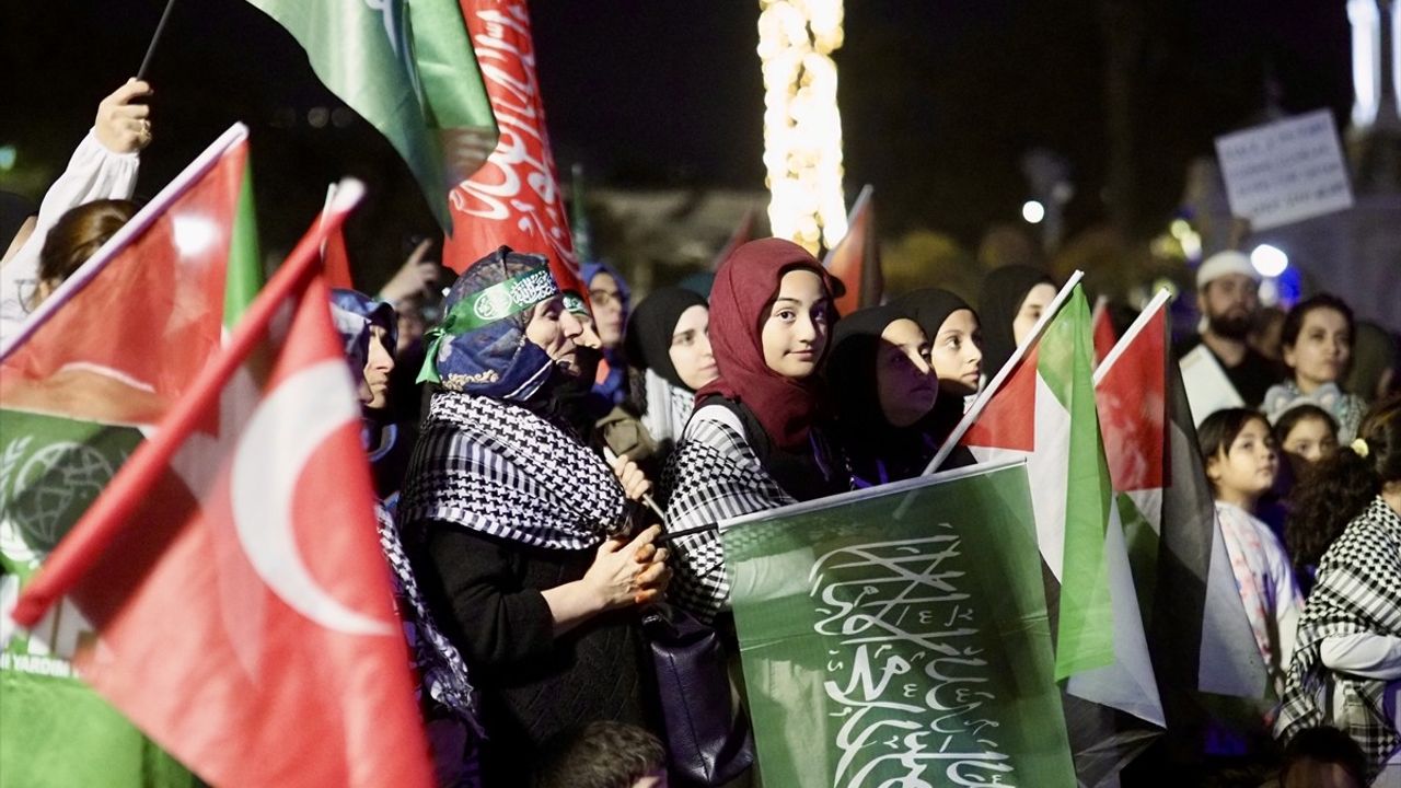 İzmir ve Manisa'da Küresel Sumud Filosu'na İsrail saldırıları protesto edildi