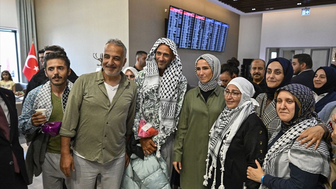 KADEM Başkanı Sümeyye Erdoğan Bayraktar, Küresel Sumud Filosu Aktivistlerini İstanbul Havalimanı'nda Karşıladı